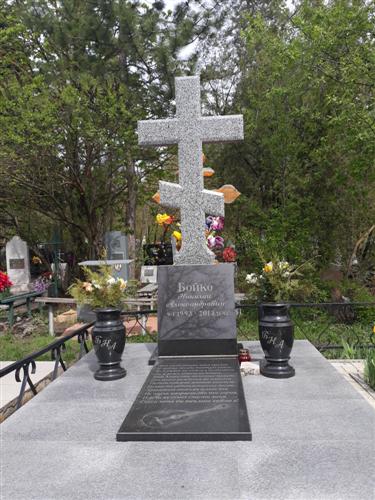 Надгробие из гранита с серым крестом фото